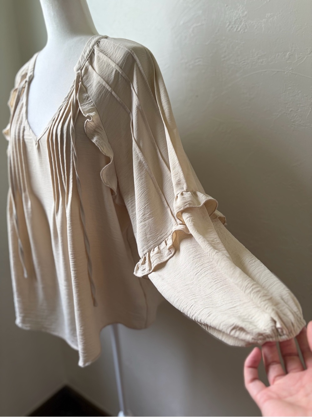Easel Ivory Ruffle Tie-Front V-Neck Boho Tunic Blouse Size L - Picture 6 of 8